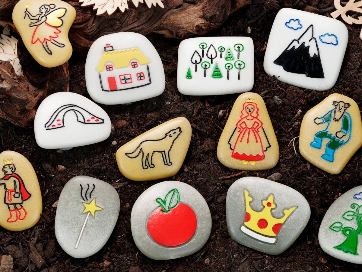 Set of 13 illustrated story stones with fairy tales theme